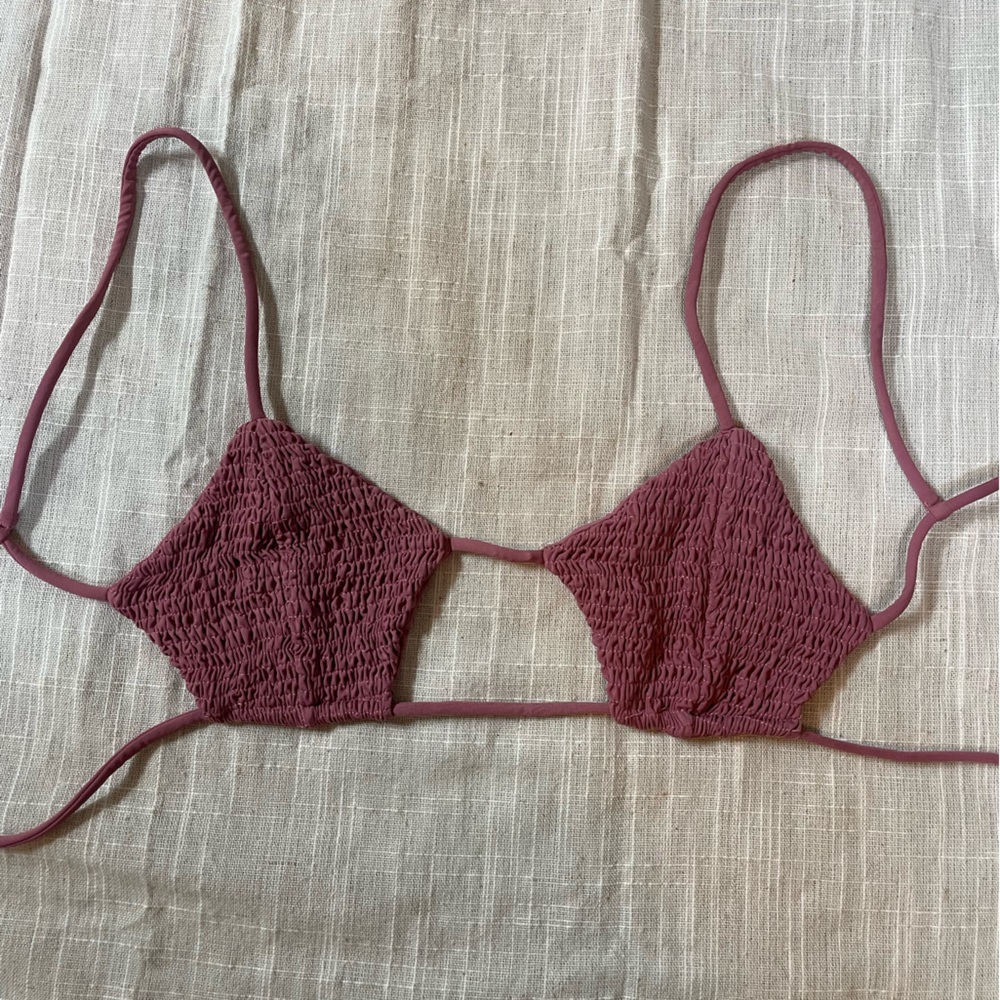 Rouched star top that has two ties in the back doesn’t go on neck